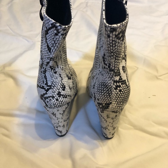 leather like snake skin boots with heel! - Picture 4 of 4